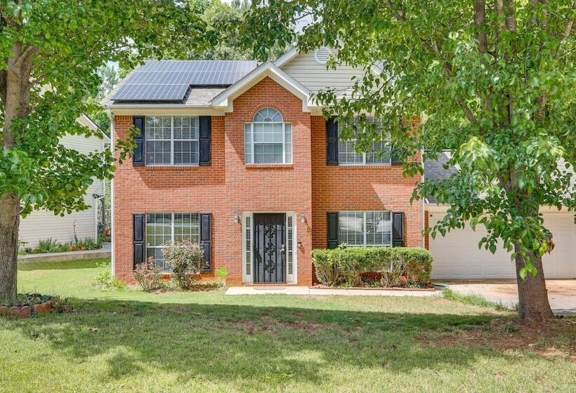 Family Home W/ Yard: 11 Mi To Dtwn Atlanta!