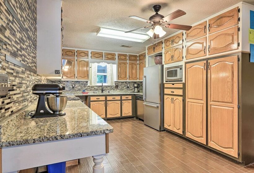 Lakefront Macon Getaway: Grill, Pet Friendly!