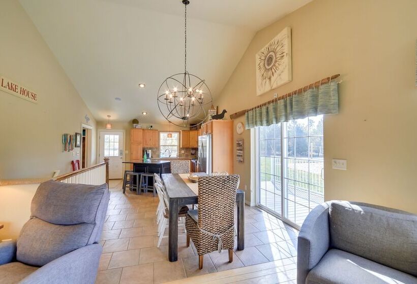 Lakefront Stephenson Retreat: Lake Access & Kayaks