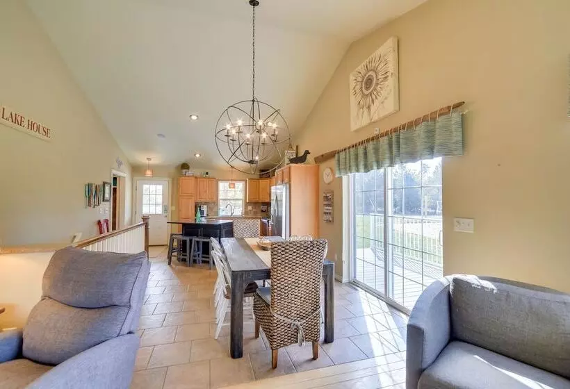 Lakefront Stephenson Retreat: Lake Access & Kayaks