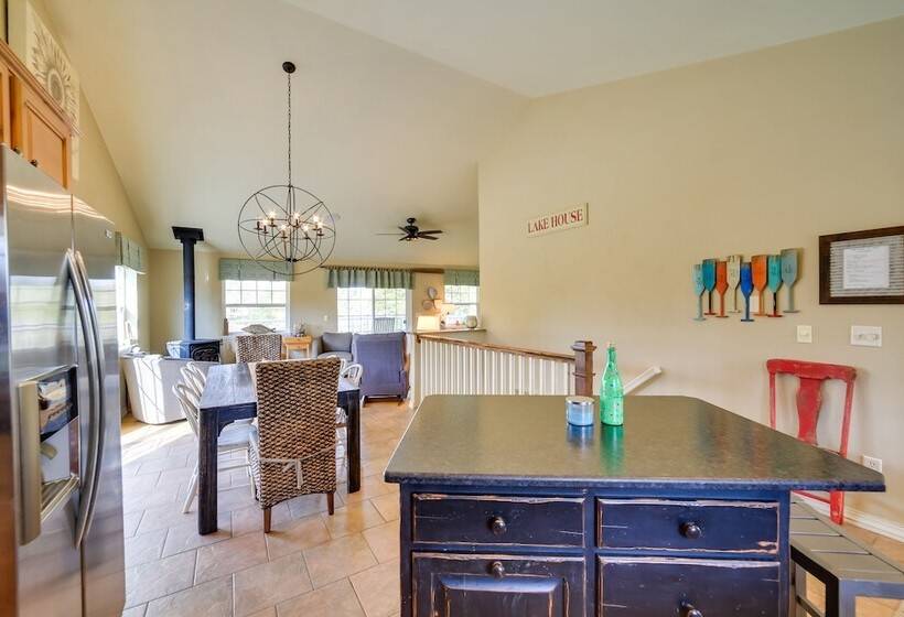 Lakefront Stephenson Retreat: Lake Access & Kayaks