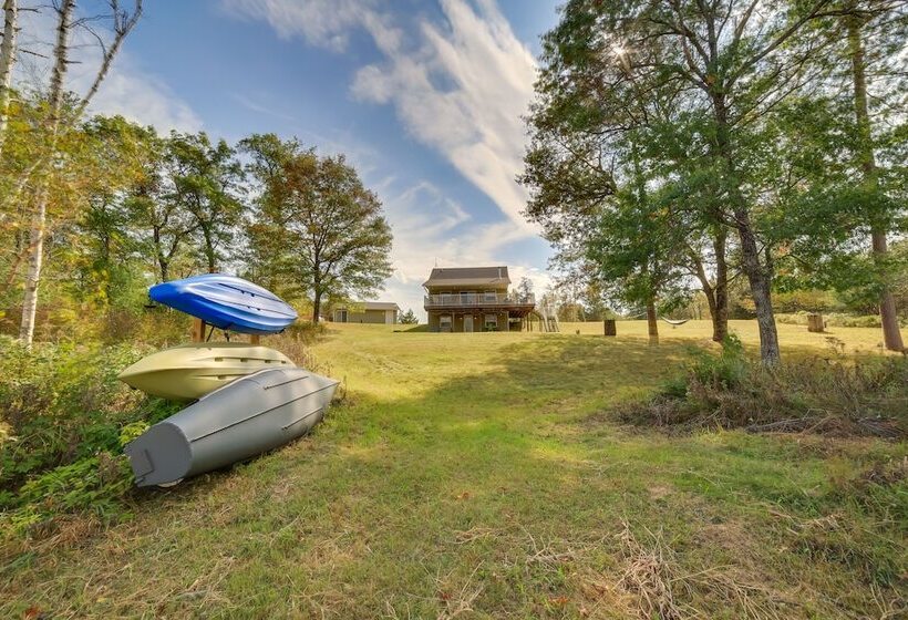 Lakefront Stephenson Retreat: Lake Access & Kayaks