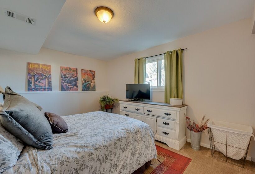 Loveland Home W/ Private Hot Tub + Wood Fireplace!