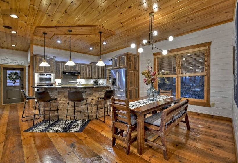 Luxe Mineral Bluff Cabin W/ Private Hot Tub!