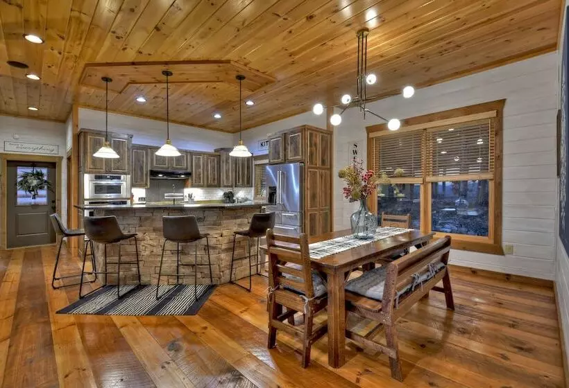 Luxe Mineral Bluff Cabin W/ Private Hot Tub!