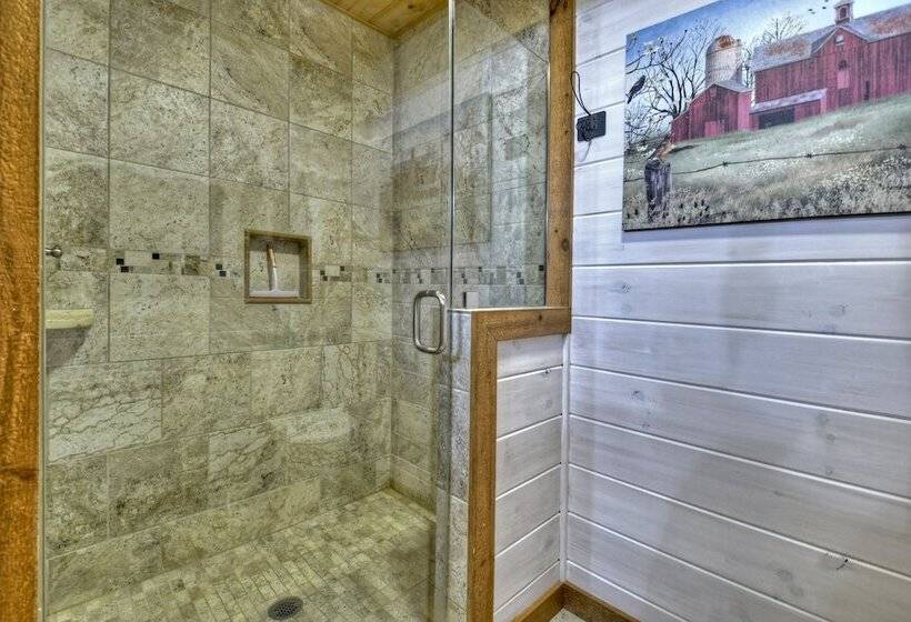 Luxe Mineral Bluff Cabin W/ Private Hot Tub!