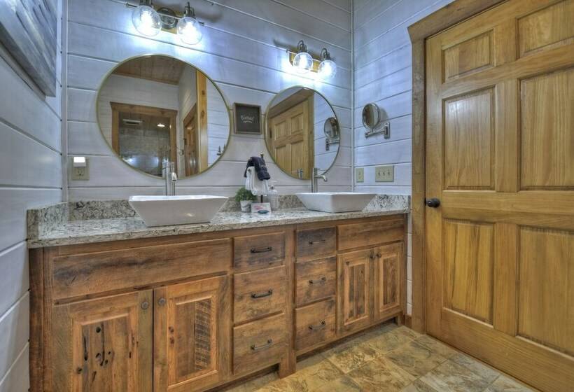 Luxe Mineral Bluff Cabin W/ Private Hot Tub!