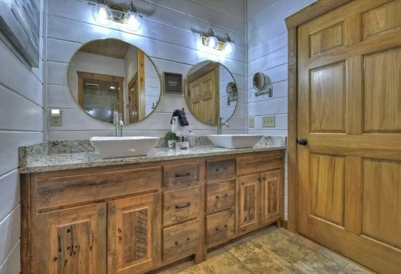 Luxe Mineral Bluff Cabin W/ Private Hot Tub!