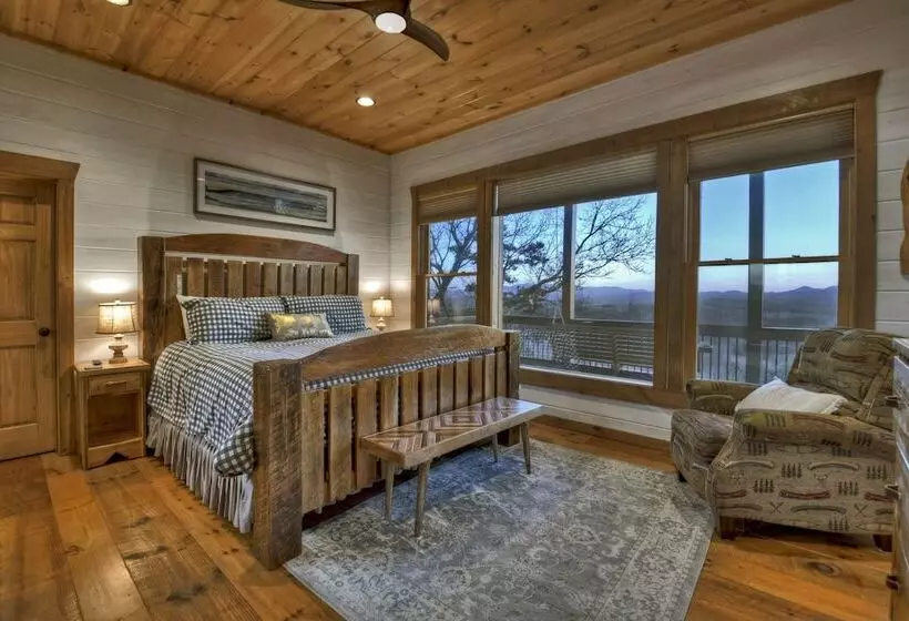 Luxe Mineral Bluff Cabin W/ Private Hot Tub!