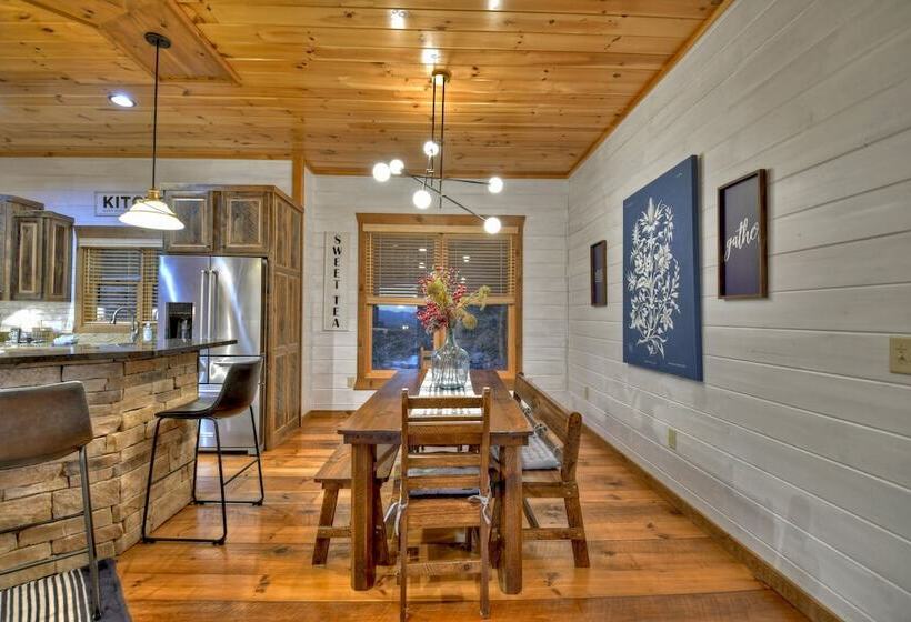 Luxe Mineral Bluff Cabin W/ Private Hot Tub!