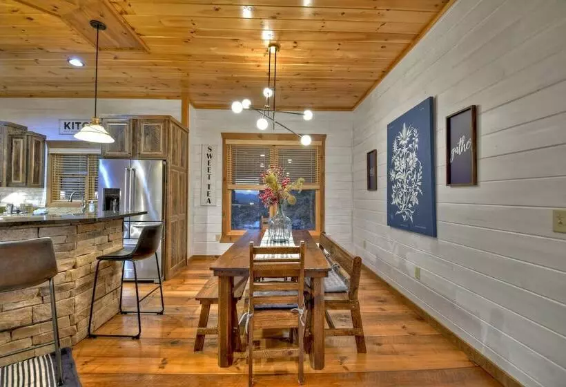 Luxe Mineral Bluff Cabin W/ Private Hot Tub!