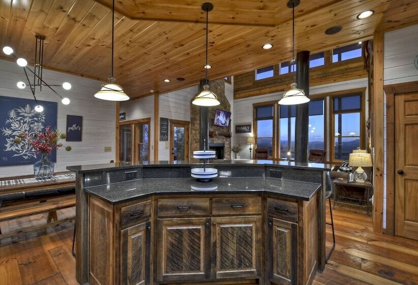 Luxe Mineral Bluff Cabin W/ Private Hot Tub!