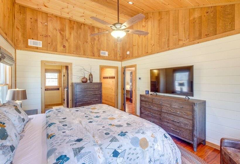 Luxury Mineral Bluff Cabin With Deck & Hot Tub!