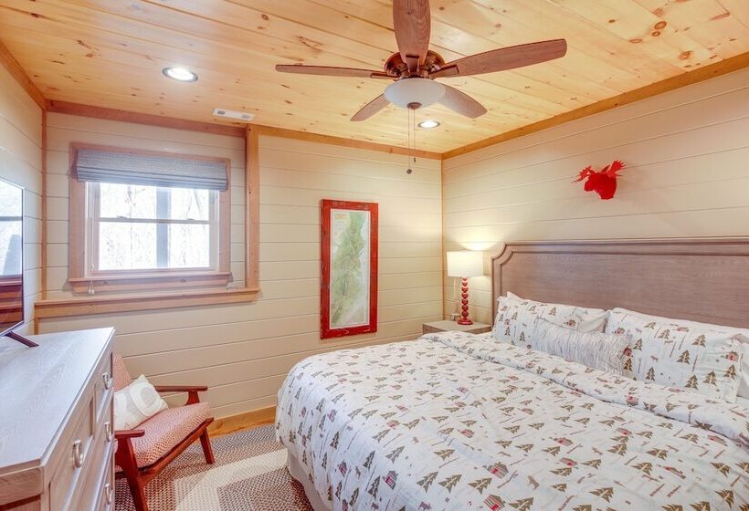 Luxury Mineral Bluff Cabin With Deck & Hot Tub!