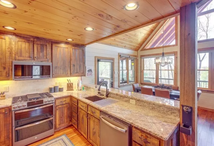 Luxury Mineral Bluff Cabin With Deck & Hot Tub!