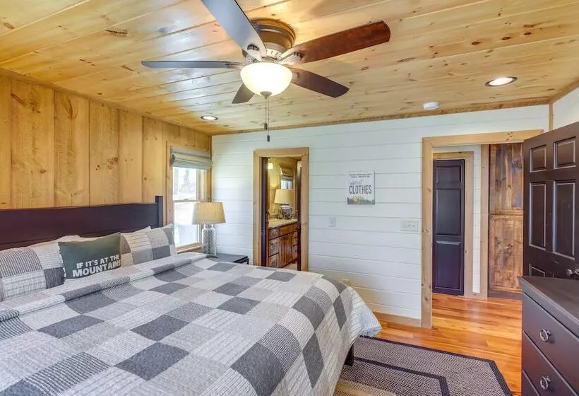 Luxury Mineral Bluff Cabin With Deck & Hot Tub!