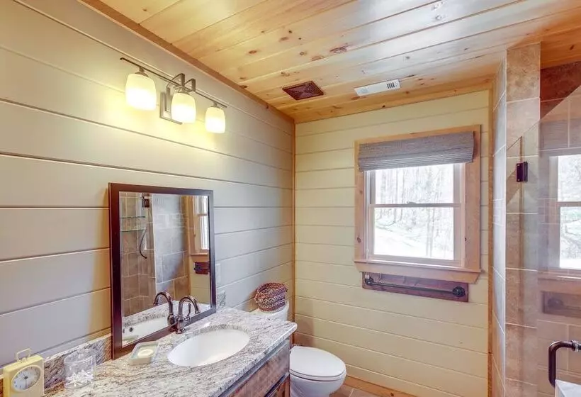 Luxury Mineral Bluff Cabin With Deck & Hot Tub!