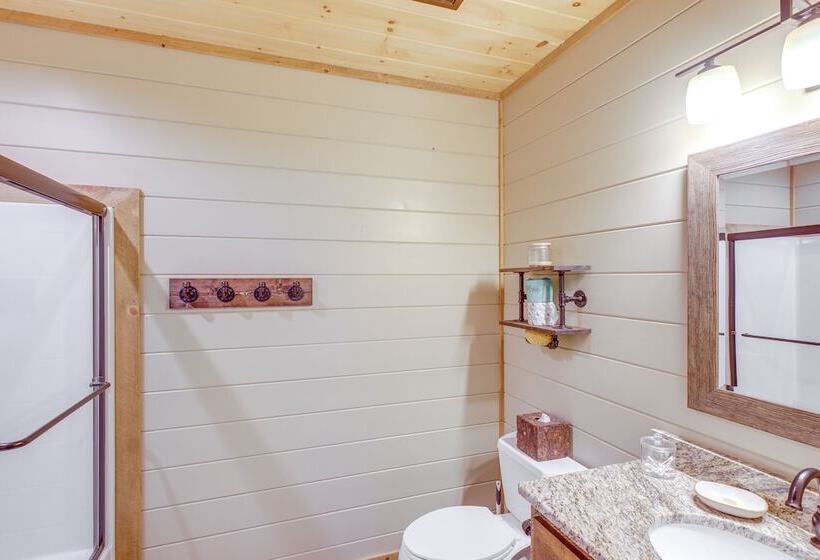 Luxury Mineral Bluff Cabin With Deck & Hot Tub!