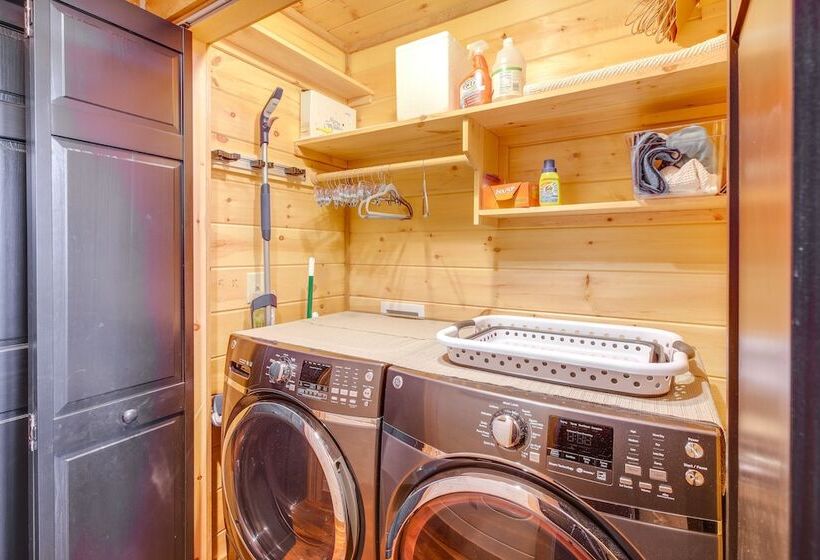 Luxury Mineral Bluff Cabin With Deck & Hot Tub!