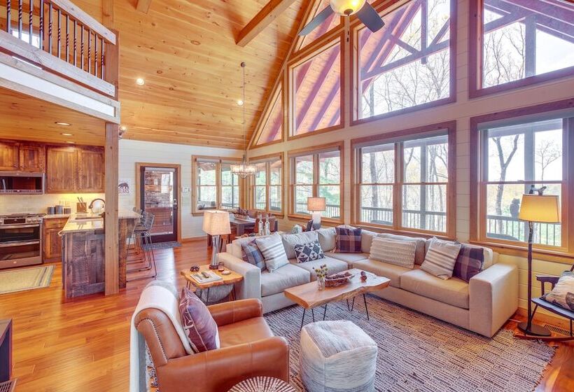 Luxury Mineral Bluff Cabin With Deck & Hot Tub!