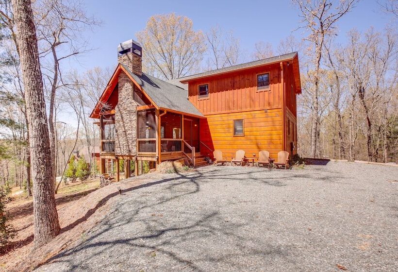 Luxury Mineral Bluff Cabin With Deck & Hot Tub!
