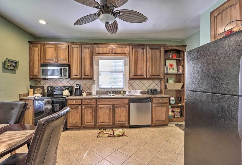 Main Street Home: 1 Mile To Callaway Gardens