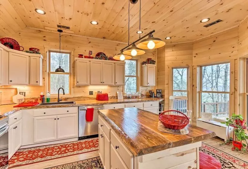 Mineral Bluff Cabin Near Lake Blue Ridge!