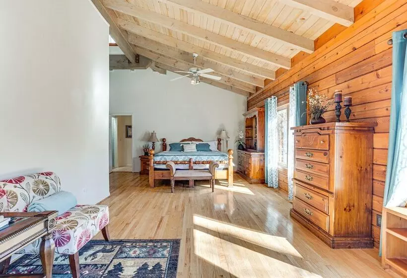 Peaceful Lawrenceville Cabin W/ Hot Tub On 6 Acres