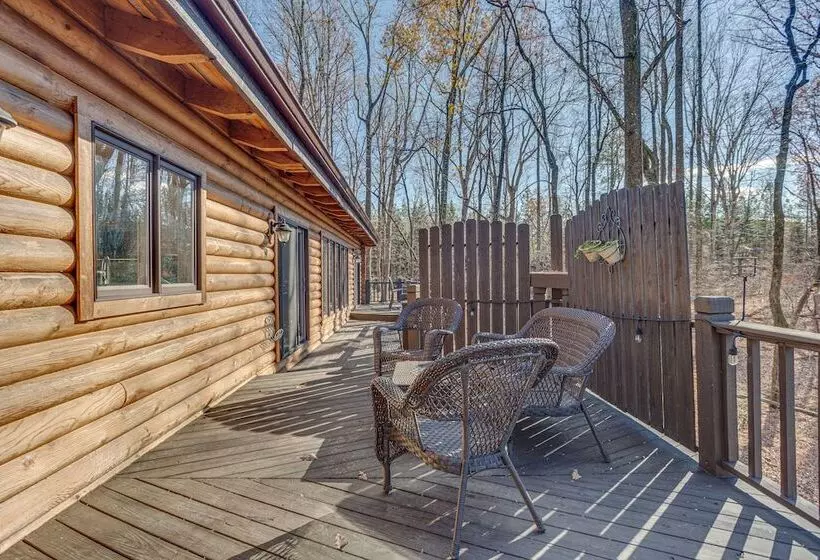Peaceful Lawrenceville Cabin W/ Hot Tub On 6 Acres