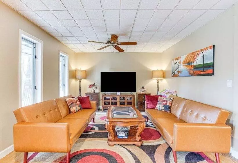 Peaceful Lawrenceville Cabin W/ Hot Tub On 6 Acres