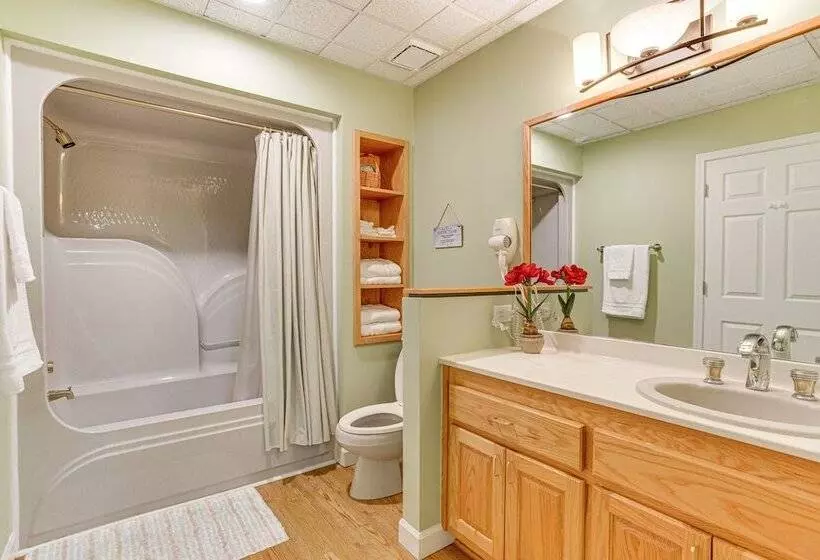 Peaceful Lawrenceville Cabin W/ Hot Tub On 6 Acres