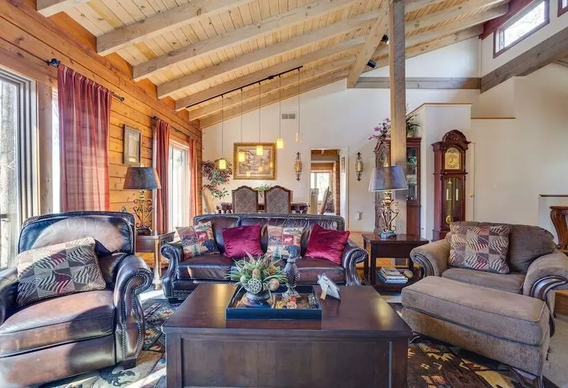 Peaceful Lawrenceville Cabin W/ Hot Tub On 6 Acres