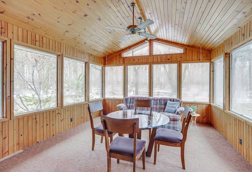 Peaceful + Quiet Home In Nappanees Countryside!