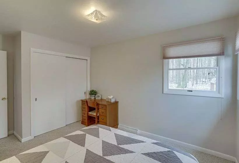 Peaceful + Quiet Home In Nappanees Countryside!