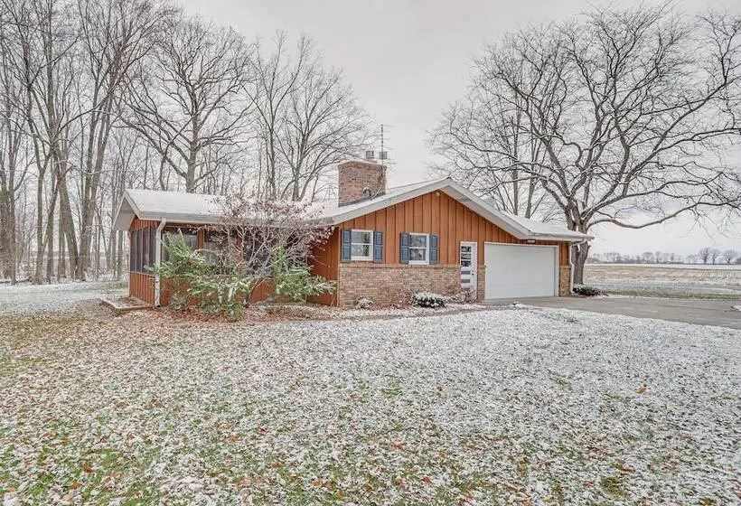 Peaceful + Quiet Home In Nappanees Countryside!