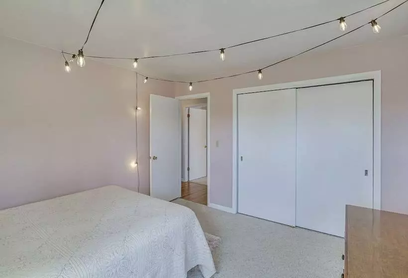 Peaceful + Quiet Home In Nappanees Countryside!