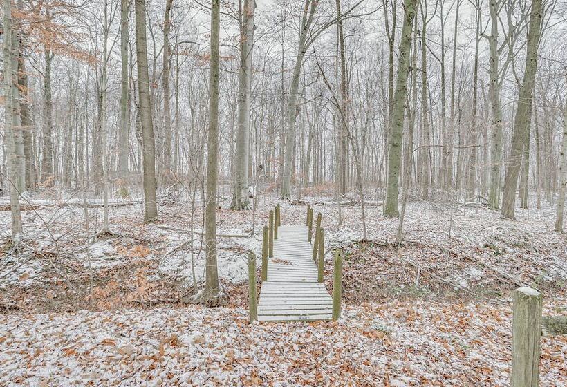 Peaceful + Quiet Home In Nappanees Countryside!