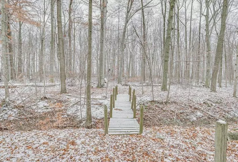 Peaceful + Quiet Home In Nappanees Countryside!