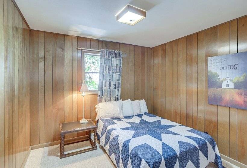 Peaceful + Quiet Home In Nappanees Countryside!