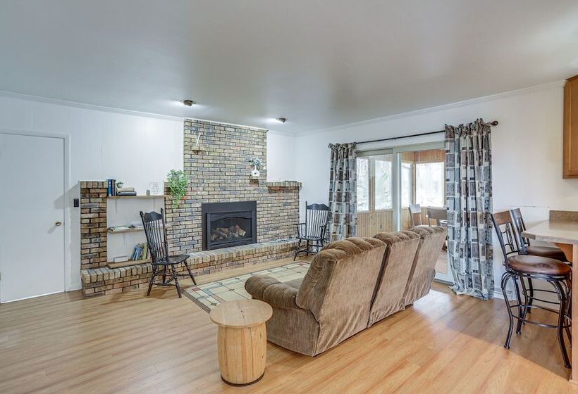 Peaceful + Quiet Home In Nappanees Countryside!