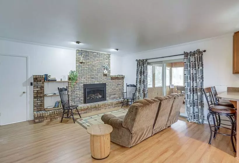 Peaceful + Quiet Home In Nappanees Countryside!