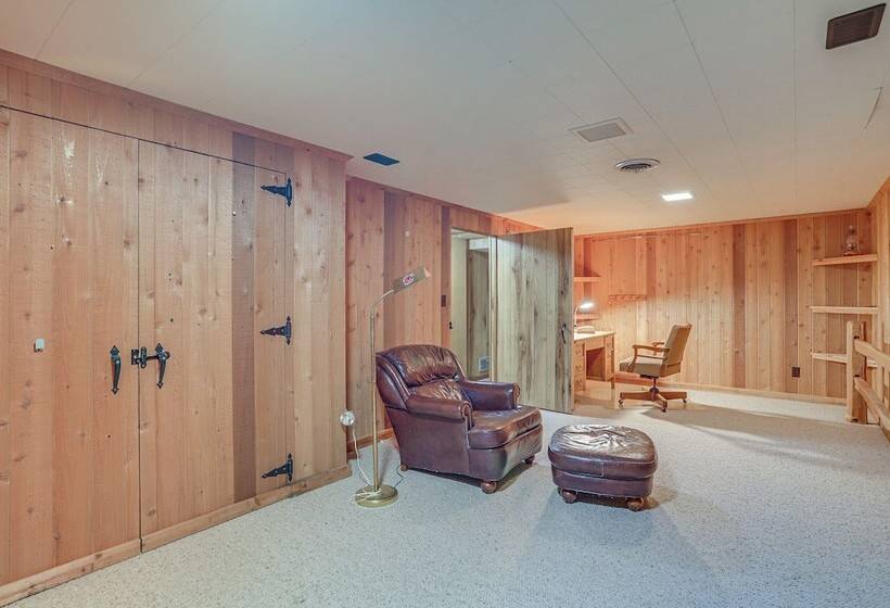 Peaceful + Quiet Home In Nappanees Countryside!