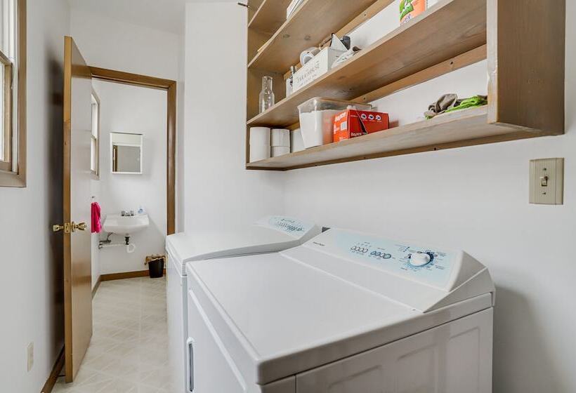 Peaceful + Quiet Home In Nappanees Countryside!