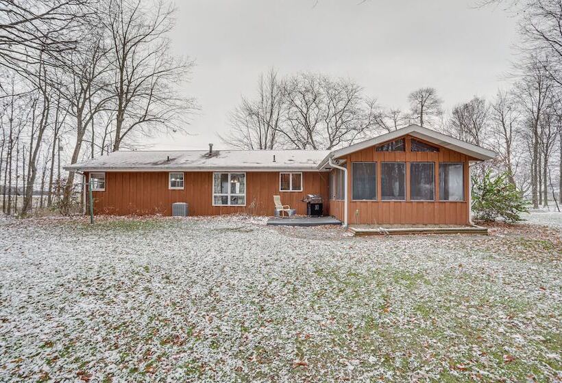 Peaceful + Quiet Home In Nappanees Countryside!