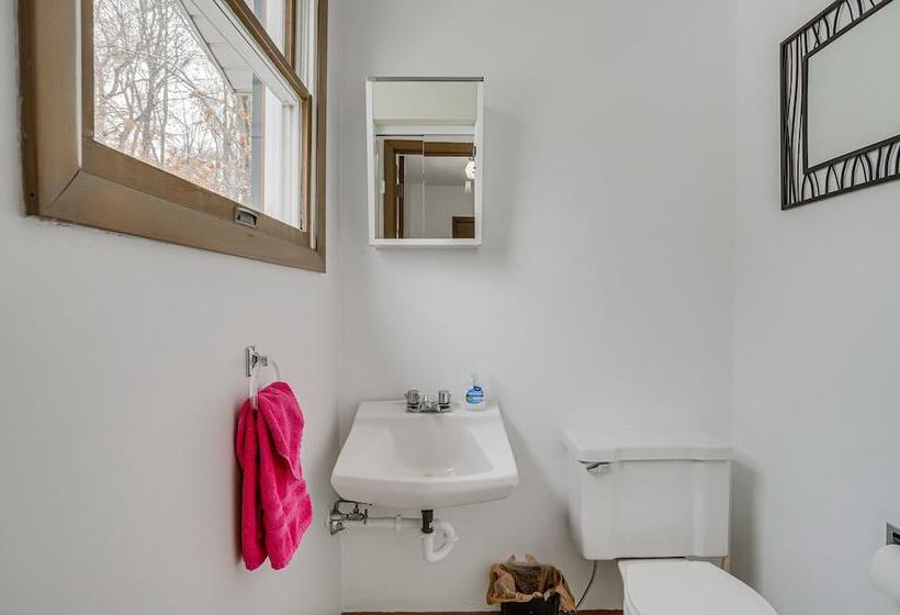 Peaceful + Quiet Home In Nappanees Countryside!