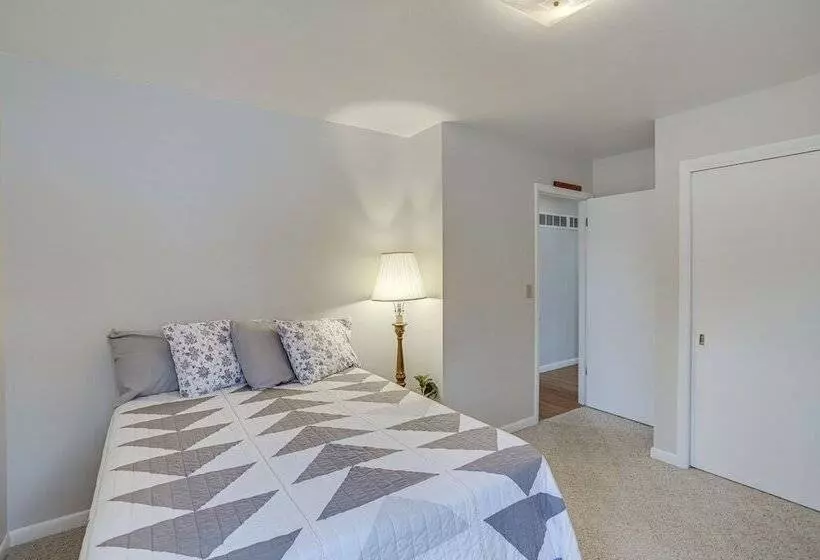 Peaceful + Quiet Home In Nappanees Countryside!