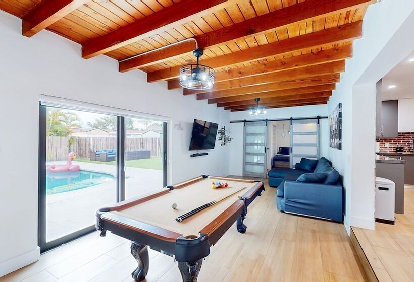 پانسیون Villa Camila 5br Luxury Home With Pool