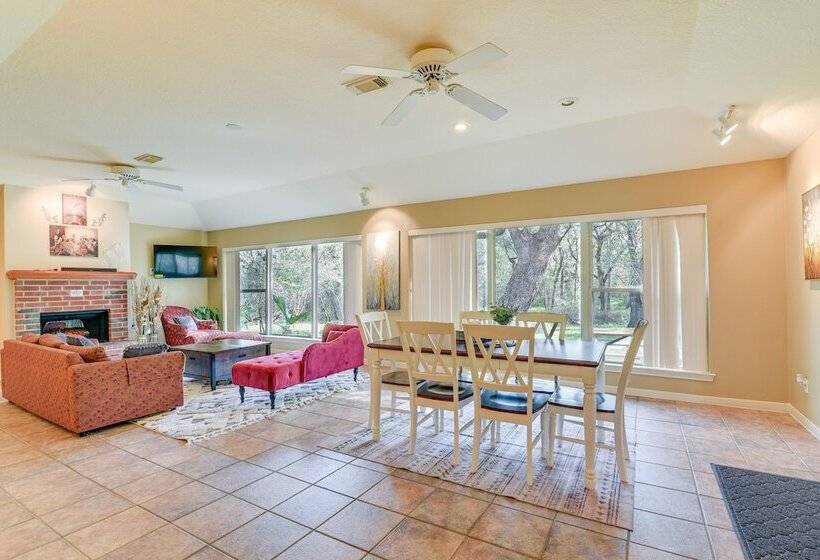 Pet Friendly Damon Home W/ Hot Tub & Yard!