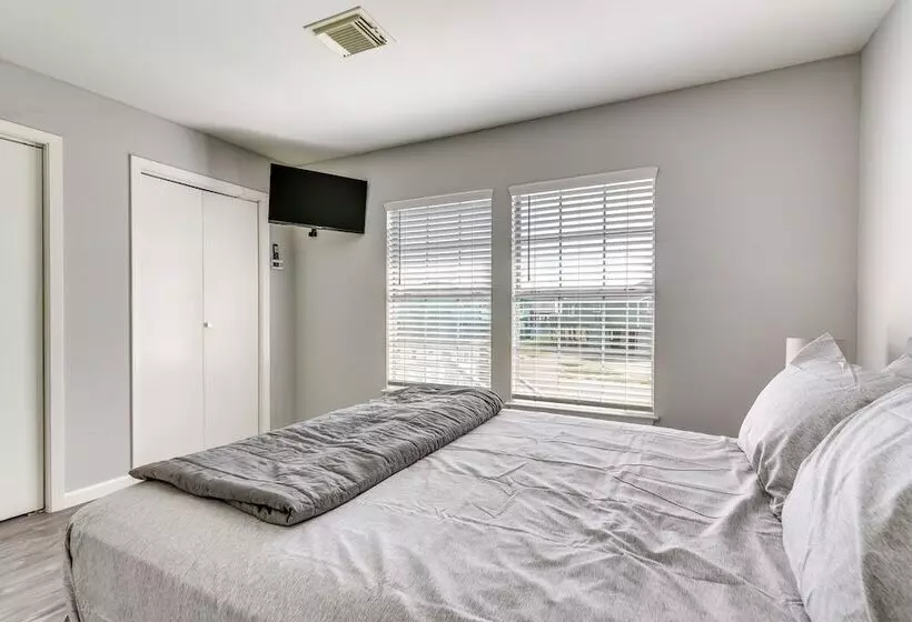 Pet Friendly Freeport Beach House W/ Covered Patio