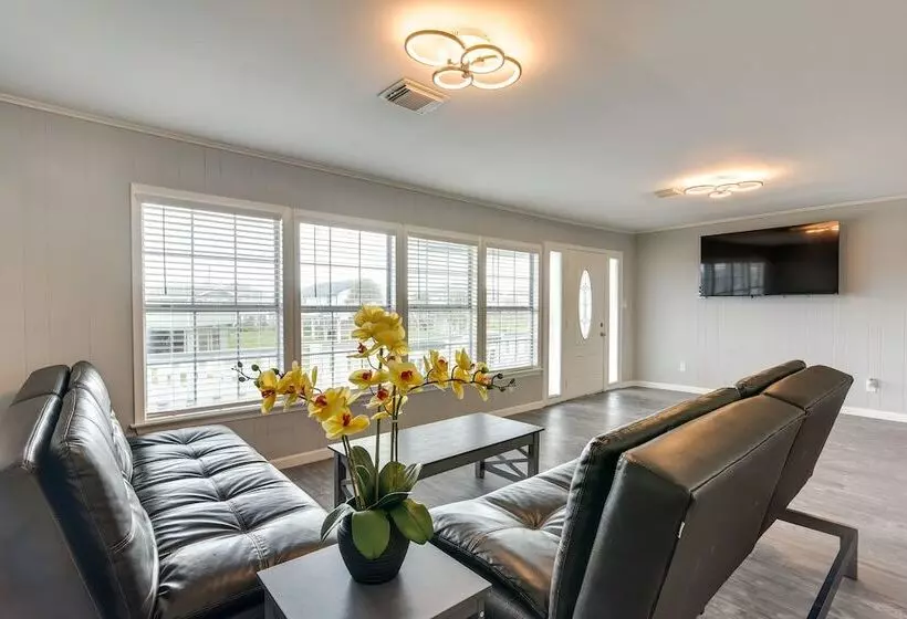 Pet Friendly Freeport Beach House W/ Covered Patio